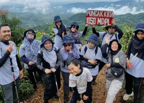 Panduan Outfit Mendaki untuk Perempuan: Tampil Stylish dan Aman di Alam