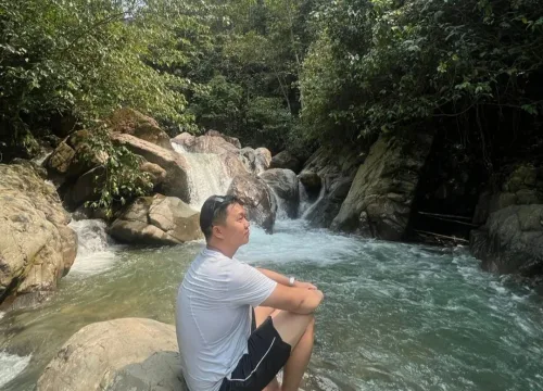 Rahasia Kecantikan Curug Benjol Dikelilingi Pohon-Pohon Menenangkan!