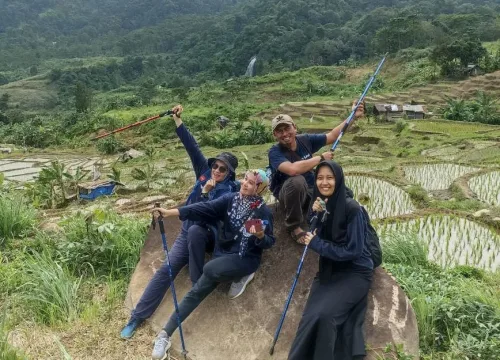 Treking Seru Sentul Bersama Team: Yuk Ajak Rekan Kerja!